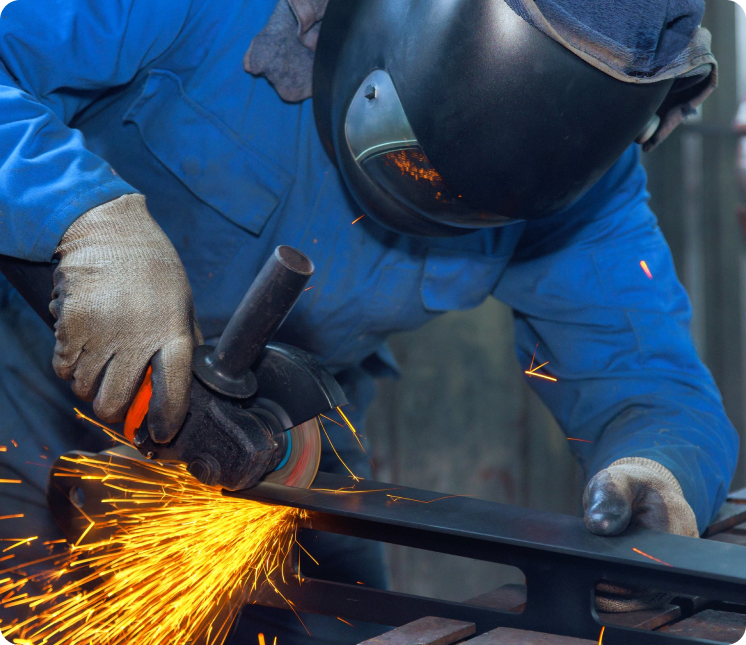 Soldador trabajando con amoladora